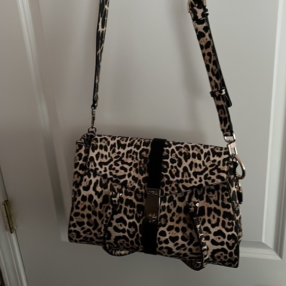 🖤CLEARANCE!!! Guess leopard shoulder bag🖤 - Picture 8 of 10